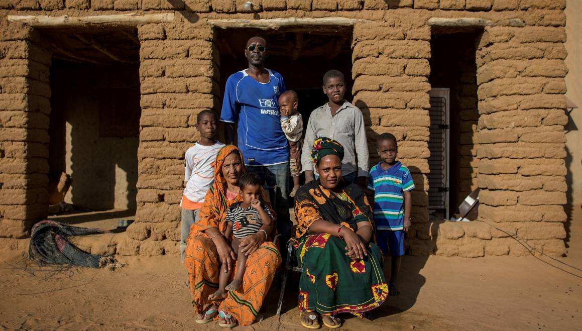 Denne familien i Gao består av flere etnisiteter (araber, tuareg, songhai). I Gao er det vanlig med flere etnisiteter innad i en familie. Slike familier brukes som et symbol på fred og at forsoning er mulig. Foto:  Foto: UN Photo/Marco Dormino.